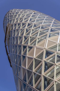 Como, İtalya - 4 Nisan 2025: Milano şehrindeki Unipol Kulesi.