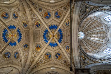 Como, İtalya - 4 Nisan 2025: Güneşli bir günde Como Katedrali 'nin (Duomo di Como) içi.