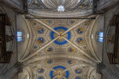 Como, İtalya - 4 Nisan 2025: Güneşli bir günde Como Katedrali 'nin (Duomo di Como) içi.