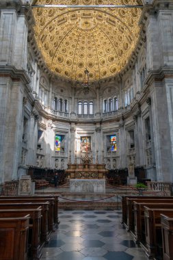 Como, İtalya - 4 Nisan 2025: Güneşli bir günde Como Katedrali 'nin (Duomo di Como) içi.