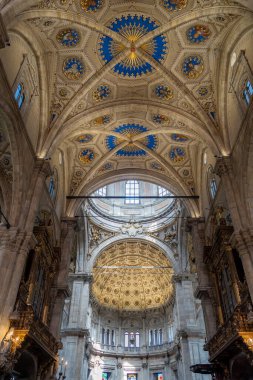 Como, İtalya - 4 Nisan 2025: Güneşli bir günde Como Katedrali 'nin (Duomo di Como) içi.