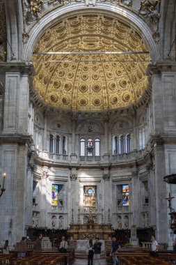 Como, İtalya - 4 Nisan 2025: Güneşli bir günde Como Katedrali 'nin (Duomo di Como) içi.
