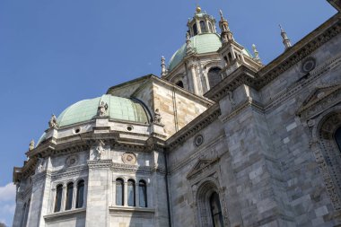 Como, İtalya - 4 Nisan 2025: Güneşli bir günde Como Katedrali 'nin (Duomo di Como) kubbesi.