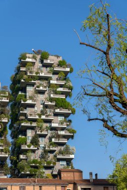 Como, İtalya - 4 Nisan 2025: Güneşli bir günde Milano 'daki Bosco Verticale yerleşim yeri.