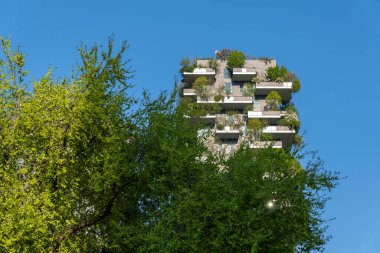 Como, İtalya - 4 Nisan 2025: Güneşli bir günde Milano 'daki Bosco Verticale yerleşim yeri.