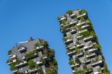 Como, İtalya - 4 Nisan 2025: Güneşli bir günde Milano 'daki Bosco Verticale yerleşim yeri.