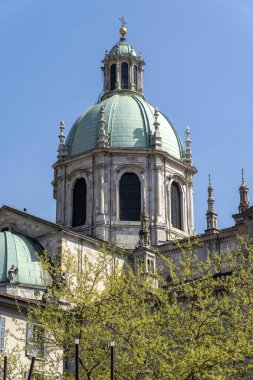 Como, İtalya - 4 Nisan 2025: Güneşli bir günde Como Katedrali 'nin (Duomo di Como) kubbesi.