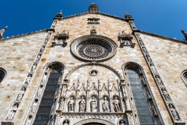 Como, İtalya - 4 Nisan 2025: Güneşli bir günde Como Katedrali (Duomo di Como) cephesi.
