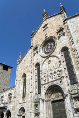 Como, İtalya - 4 Nisan 2025: Güneşli bir günde Como Katedrali (Duomo di Como) cephesi.