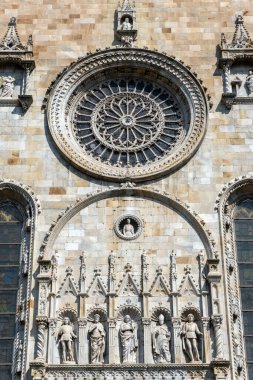 Como, İtalya - 4 Nisan 2025: Güneşli bir günde Como Katedrali (Duomo di Como) cephesi.