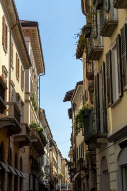 Como, İtalya - 4 Nisan 2025: Como şehrinde renkli evler.