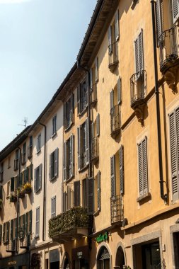 Como, İtalya - 4 Nisan 2025: Como şehrinde renkli evler.