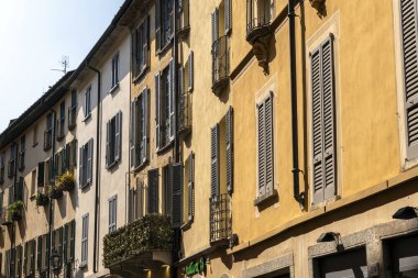 Como, İtalya - 4 Nisan 2025: Como şehrinde renkli evler.