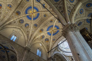 Como, İtalya - 4 Nisan 2025: Güneşli bir günde Como Katedrali 'nin (Duomo di Como) içi.