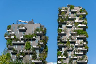 Como, İtalya - 4 Nisan 2025: Güneşli bir günde Milano 'daki Bosco Verticale yerleşim yeri.