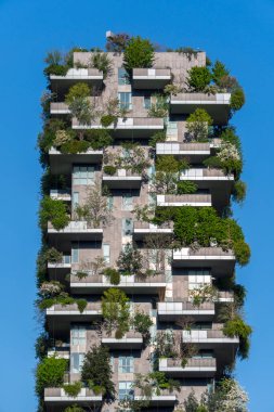 Como, İtalya - 4 Nisan 2025: Güneşli bir günde Milano 'daki Bosco Verticale yerleşim yeri.
