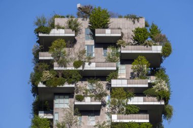 Como, İtalya - 4 Nisan 2025: Güneşli bir günde Milano 'daki Bosco Verticale yerleşim yeri.