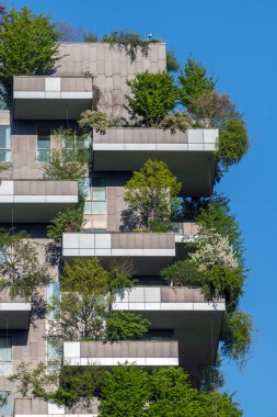 Como, İtalya - 4 Nisan 2025: Güneşli bir günde Milano 'daki Bosco Verticale yerleşim yeri.