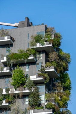 Como, İtalya - 4 Nisan 2025: Güneşli bir günde Milano 'daki Bosco Verticale yerleşim yeri.
