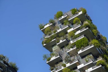 Como, İtalya - 4 Nisan 2025: Güneşli bir günde Milano 'daki Bosco Verticale yerleşim yeri.