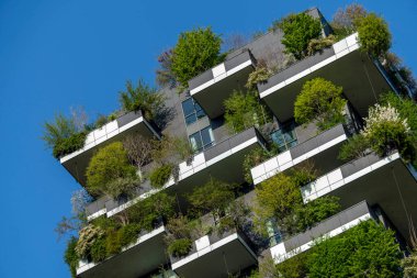 Como, İtalya - 4 Nisan 2025: Güneşli bir günde Milano 'daki Bosco Verticale yerleşim yeri.