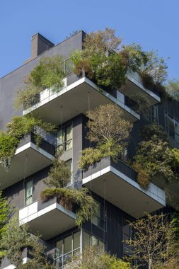 Como, İtalya - 4 Nisan 2025: Güneşli bir günde Milano 'daki Bosco Verticale yerleşim yeri.