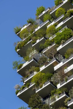 Como, İtalya - 4 Nisan 2025: Güneşli bir günde Milano 'daki Bosco Verticale yerleşim yeri.