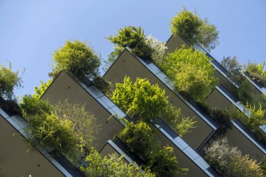 Como, İtalya - 4 Nisan 2025: Güneşli bir günde Milano 'daki Bosco Verticale yerleşim yeri.
