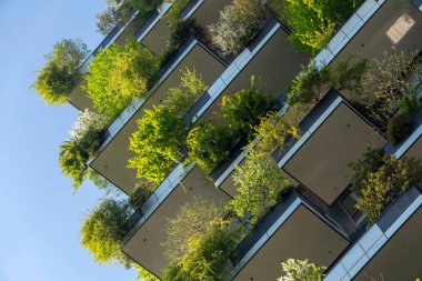 Como, İtalya - 4 Nisan 2025: Güneşli bir günde Milano 'daki Bosco Verticale yerleşim yeri.