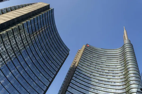 Como, İtalya - 4 Nisan 2025: Milano şehrindeki UniCredit Tower, İtalya 'nın en yüksek binasıdır..