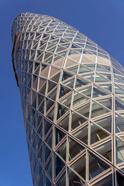 Como, İtalya - 4 Nisan 2025: Milano şehrindeki Unipol Kulesi.