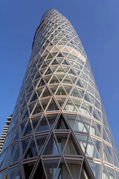 Como, İtalya - 4 Nisan 2025: Milano şehrindeki Unipol Kulesi.