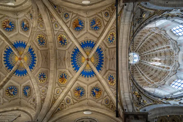 Como, İtalya - 4 Nisan 2025: Güneşli bir günde Como Katedrali 'nin (Duomo di Como) içi.