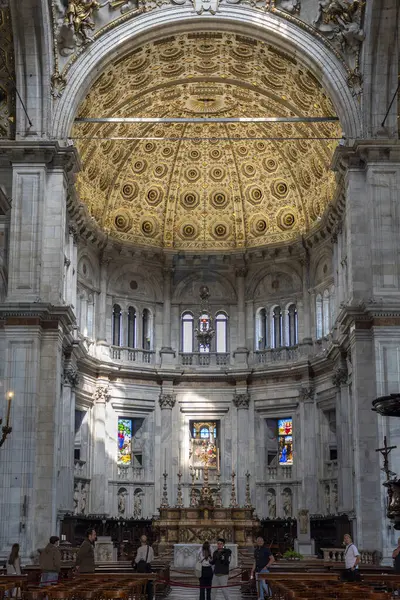 Como, İtalya - 4 Nisan 2025: Güneşli bir günde Como Katedrali 'nin (Duomo di Como) içi.