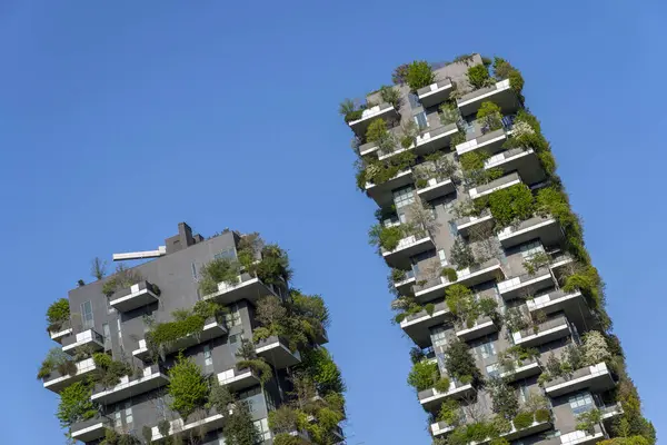 Como, İtalya - 4 Nisan 2025: Güneşli bir günde Milano 'daki Bosco Verticale yerleşim yeri.