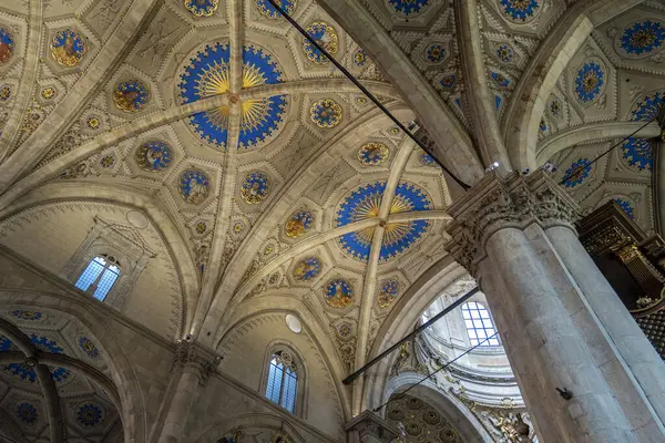 Como, İtalya - 4 Nisan 2025: Güneşli bir günde Como Katedrali 'nin (Duomo di Como) içi.