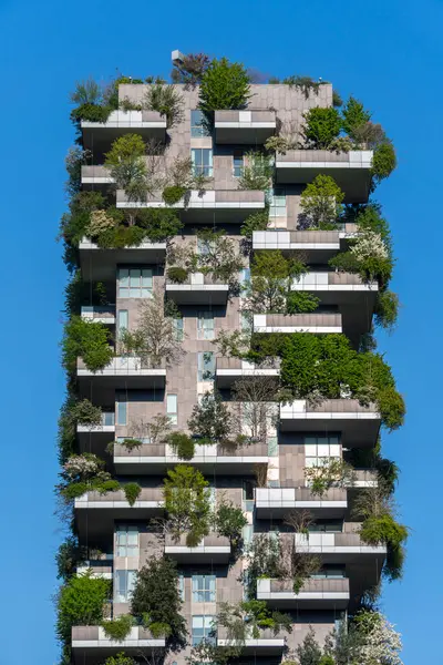 Como, İtalya - 4 Nisan 2025: Güneşli bir günde Milano 'daki Bosco Verticale yerleşim yeri.