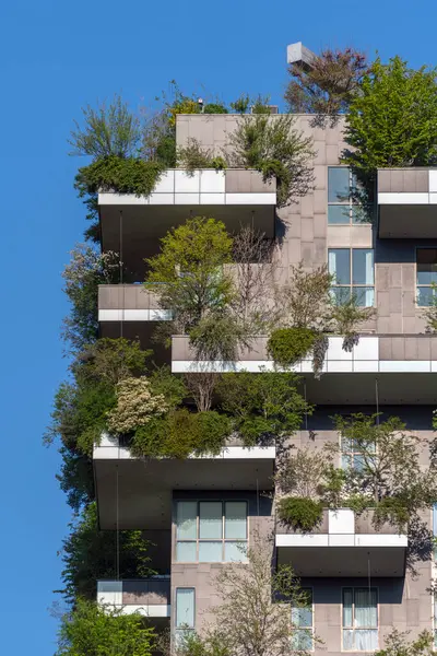 Como, İtalya - 4 Nisan 2025: Güneşli bir günde Milano 'daki Bosco Verticale yerleşim yeri.
