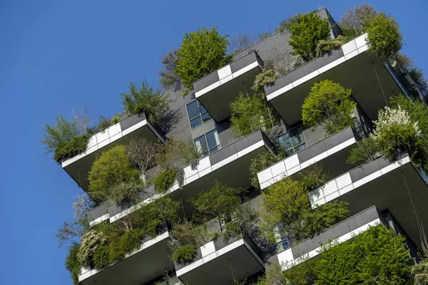 Como, İtalya - 4 Nisan 2025: Güneşli bir günde Milano 'daki Bosco Verticale yerleşim yeri.