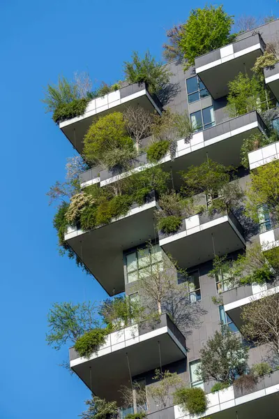 Como, İtalya - 4 Nisan 2025: Güneşli bir günde Milano 'daki Bosco Verticale yerleşim yeri.