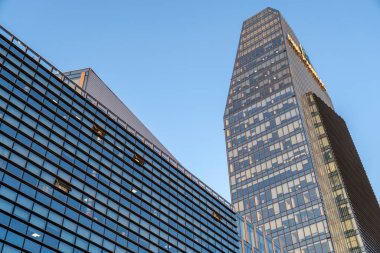 Milan, İtalya - 4 Nisan 2025: Milano 'daki Torre Diamante binası.