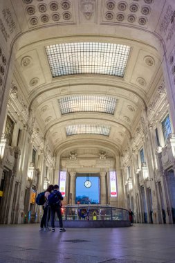 Milan, İtalya - 4 Nisan 2025: Milano Merkez Tren İstasyonu Gece yarısı Milano 'da.