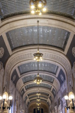 Milan, İtalya - 4 Nisan 2025: Milano Merkez Tren İstasyonu Gece yarısı Milano 'da.