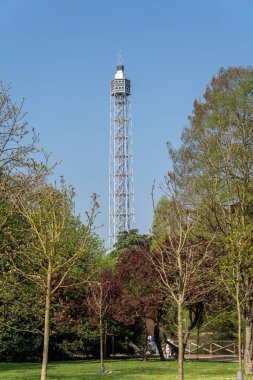 Milan, İtalya - 5 Nisan 2025: Güneşli bir günde Milano 'daki Torre Branca gözcü kulesi.