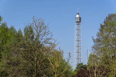 Milan, İtalya - 5 Nisan 2025: Güneşli bir günde Milano 'daki Torre Branca gözcü kulesi.