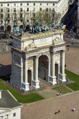 Milan, İtalya - 5 Nisan 2025: Güneşli bir günde Milano 'da Porta Sempione (Simplon Gate).