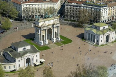 Milan, İtalya - 5 Nisan 2025: Güneşli bir günde Milano 'da Porta Sempione (Simplon Gate).