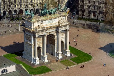 Milan, İtalya - 5 Nisan 2025: Güneşli bir günde Milano 'da Porta Sempione (Simplon Gate).