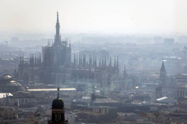 Milan, İtalya - 5 Nisan 2025 Torre Branca gözcü kulesinden Milano şehri manzarası.