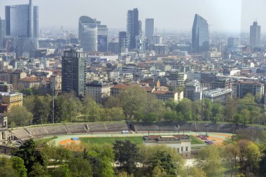 Milan, İtalya - 5 Nisan 2025 Torre Branca gözcü kulesinden Milano şehri manzarası.